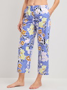 La modella / Il modello Donna indossa 7/8 Pantaloni pigiama in 100% cotone di colore Blu, Floreale, della serie Late Bloom M&M di CALIDA, Vista frontale