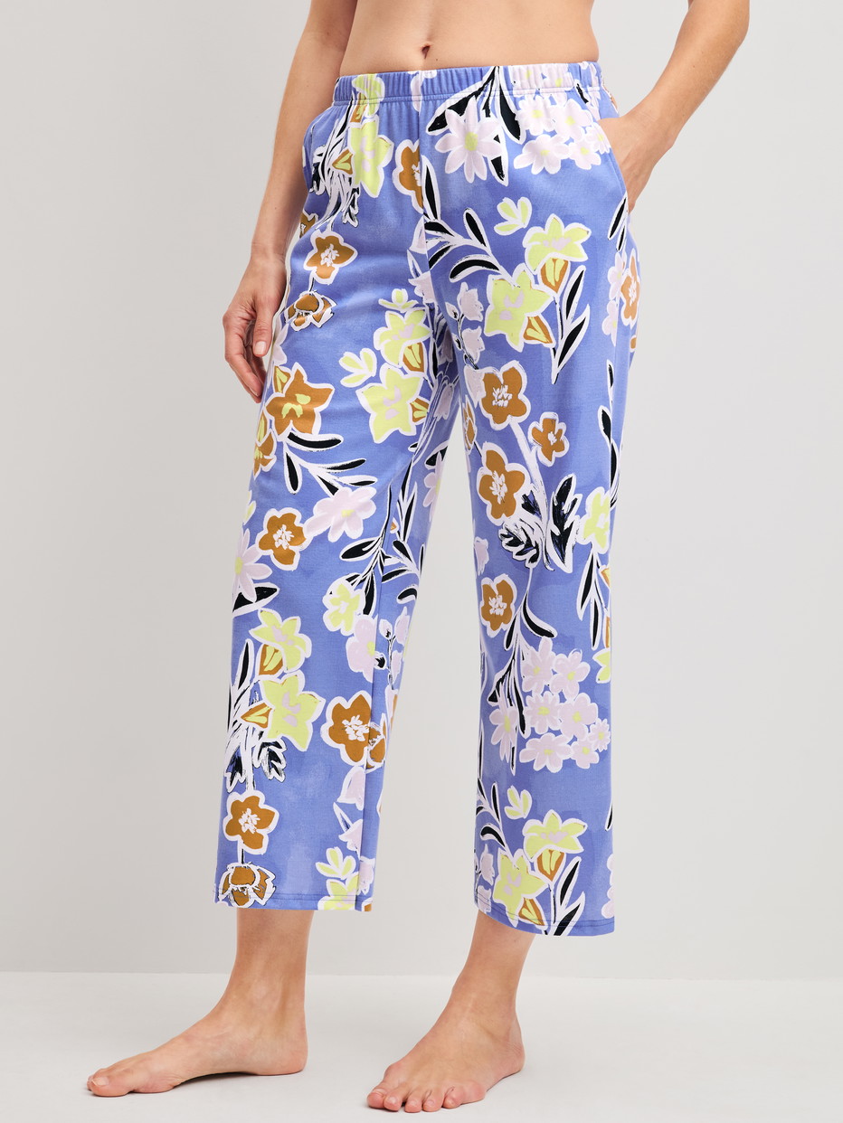 Damen-Model trägt 7/8-Pyjamahose aus 100% Baumwolle in Blau, Floral aus Serie Late Bloom M&M von CALIDA, Vorderansicht