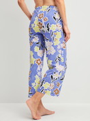 La modella / Il modello Donna indossa 7/8 Pantaloni pigiama in 100% cotone di colore Blu, Floreale, della serie Late Bloom M&M di CALIDA, Vista frontale