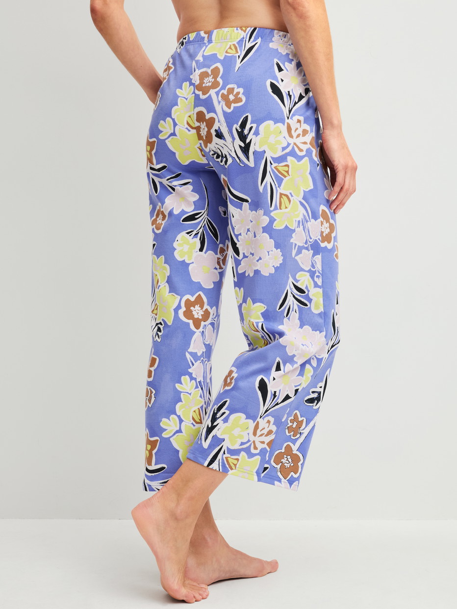 Damen-Model trägt 7/8-Pyjamahose aus 100% Baumwolle in Blau, Floral aus Serie Late Bloom M&M von CALIDA, Vorderansicht