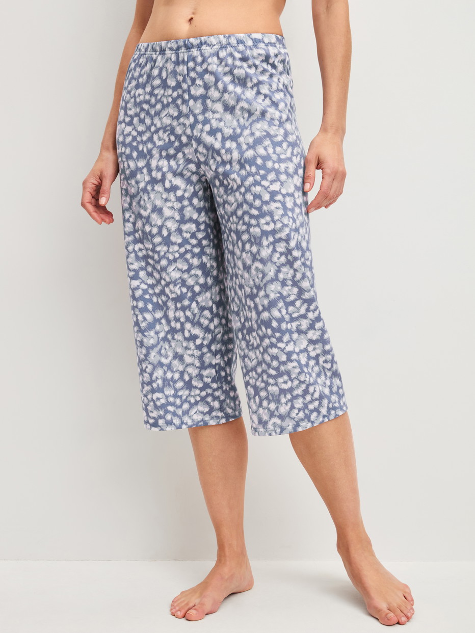 Damen-Model trägt 3/4-Pyjamahose aus 100% Baumwolle in Blau, Floral aus Serie Sleep Over M&M von CALIDA, Vorderansicht