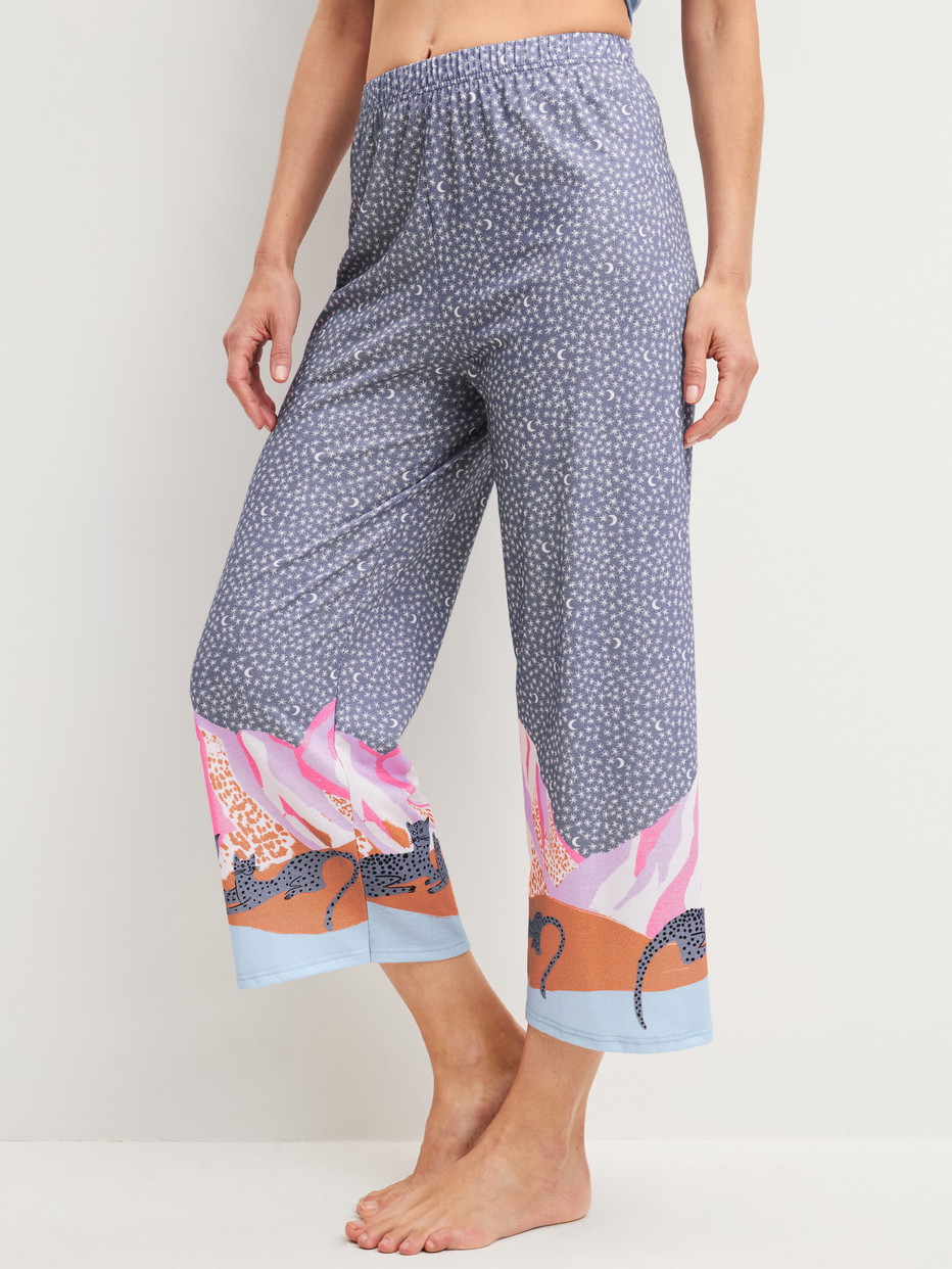 Damen-Model trägt 7/8-Pyjamahose  aus Baumwolle in Grau, Motiv aus Serie Sleep Over M&M von CALIDA, Vorderansicht