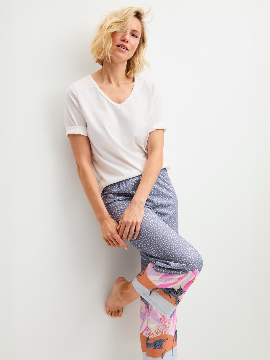 Damen-Model trägt 7/8-Pyjamahose  aus Baumwolle in Grau, Motiv aus Serie Sleep Over M&M von CALIDA, Zusatzbild