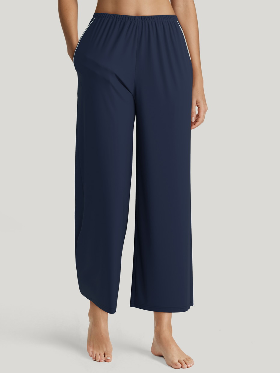 Damen-Model trägt 7/8-Pyjamahose aus Lyocell in Blau, Einfarbig aus Serie Favourites Xtra von CALIDA, Vorderansicht, KI-generiertes Bild