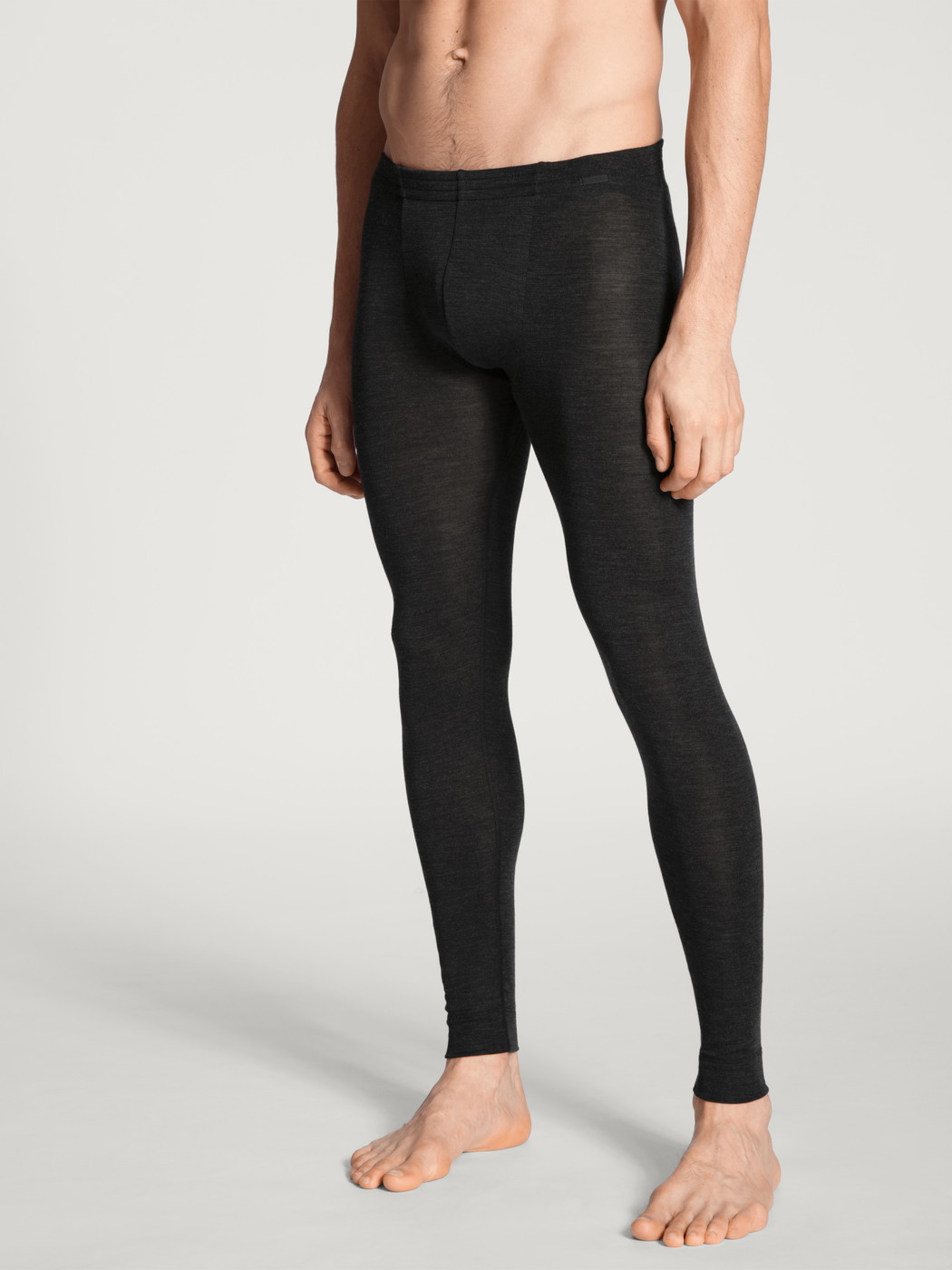 Herren-Model trägt Longpants aus Wolle und Seide aus Wolle in Grau, Einfarbig aus Serie Wool & Silk von CALIDA, Vorderansicht