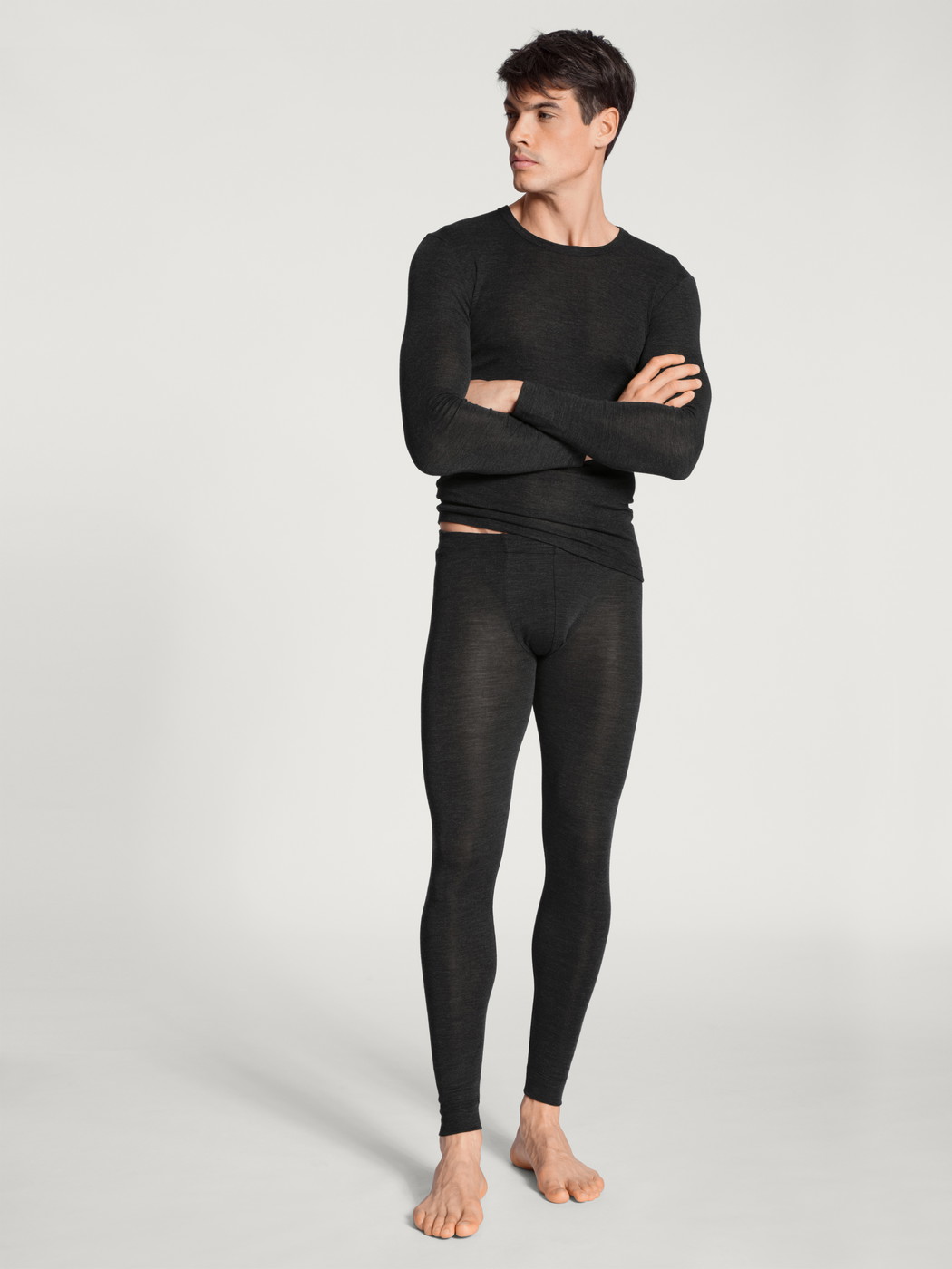 Herren-Model trägt Longpants aus Wolle und Seide aus Wolle in Grau, Einfarbig aus Serie Wool & Silk von CALIDA, Outfit