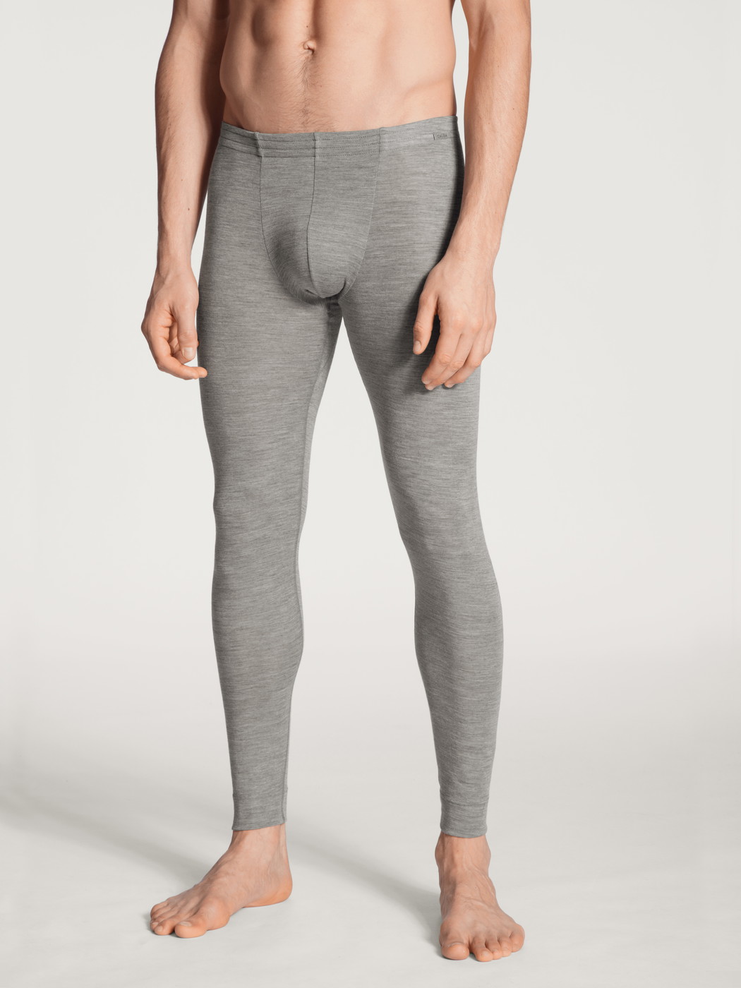 Herren-Model trägt Longpants aus Wolle und Seide aus Wolle in Grau, Einfarbig aus Serie Wool & Silk von CALIDA, Vorderansicht
