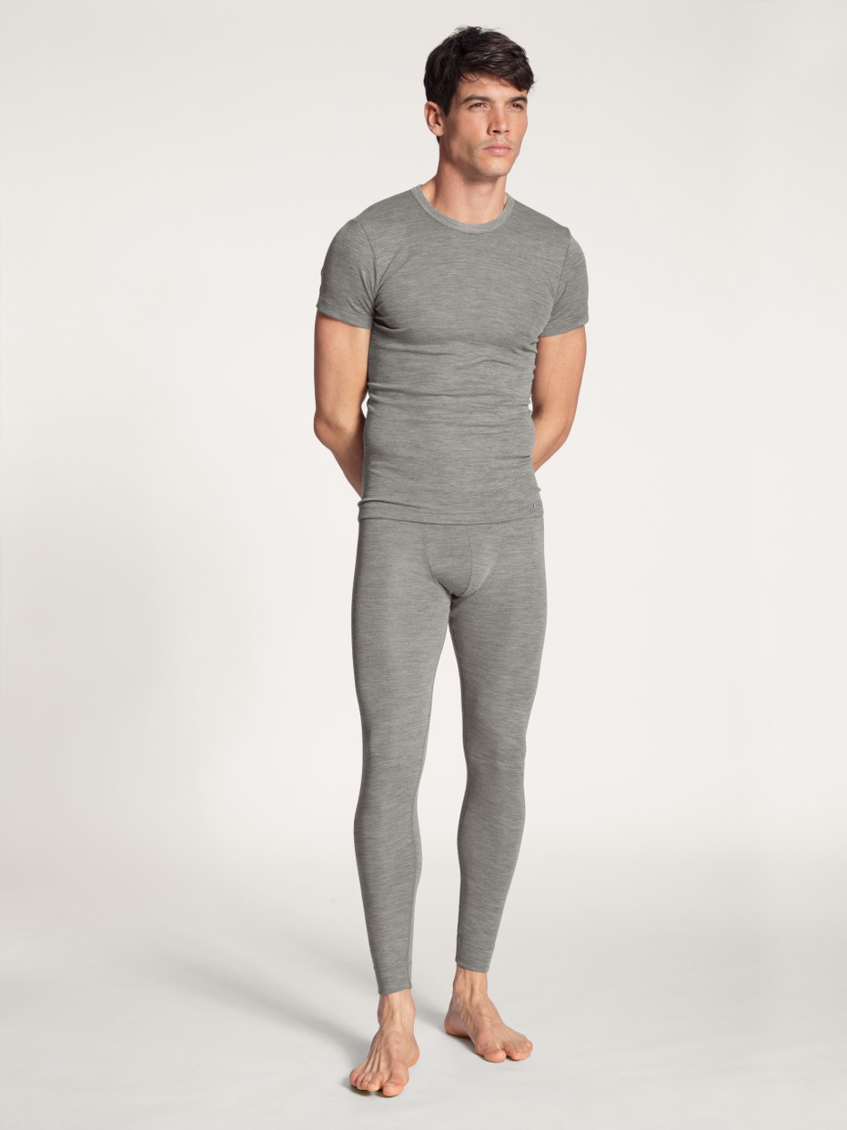 Herren-Model trägt Longpants aus Wolle und Seide aus Wolle in Grau, Einfarbig aus Serie Wool & Silk von CALIDA, Outfit, Vorderansicht, Weißer Hintergrund