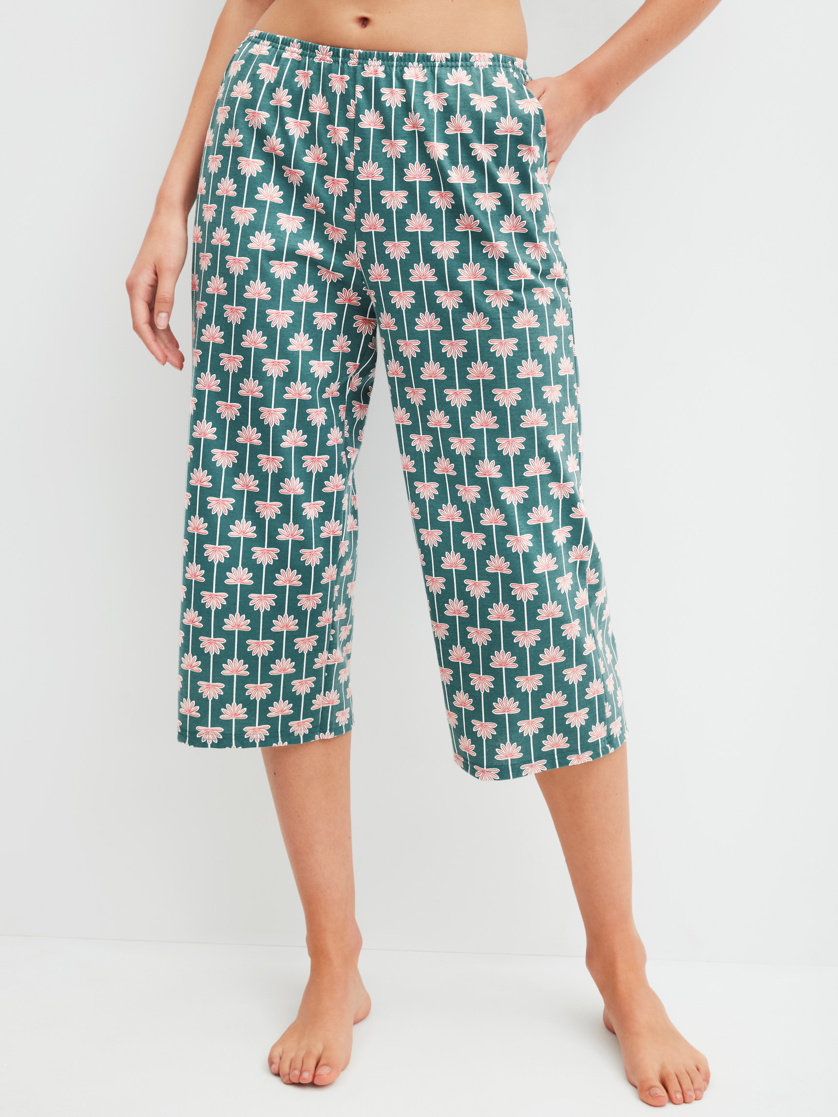 Damen-Model trägt 3/4-Pyjamahose aus 100% Baumwolle in Türkis, Gemustert aus Serie Favourites Beach von CALIDA, Vorderansicht
