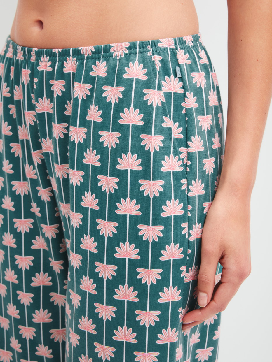 Damen-Model trägt 3/4-Pyjamahose aus 100% Baumwolle in Türkis, Gemustert aus Serie Favourites Beach von CALIDA, Detail