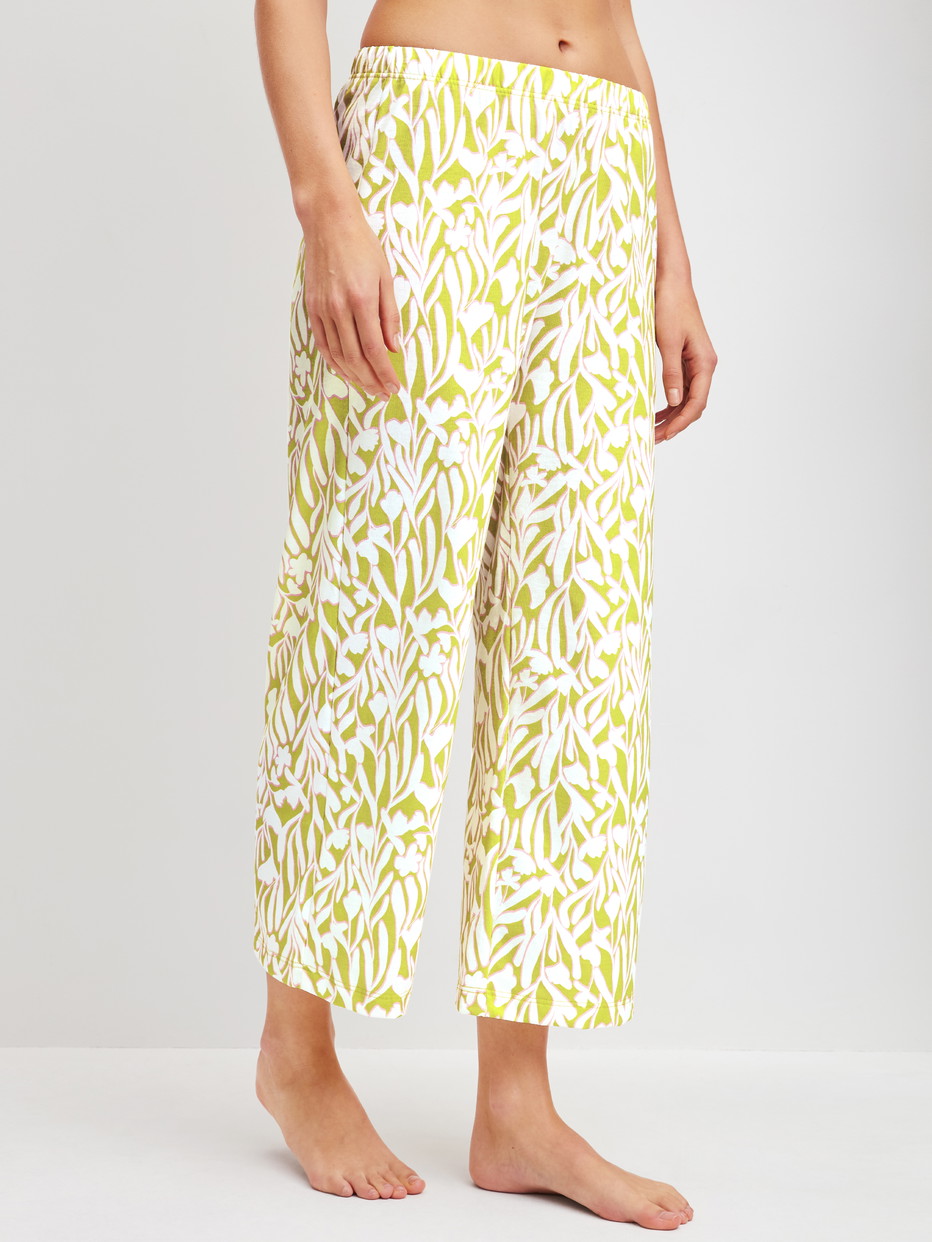 Damen-Model trägt 7/8-Pyjamahose aus 100% Baumwolle in Grün, Floral aus Serie Late Bloom M&M von CALIDA, Vorderansicht