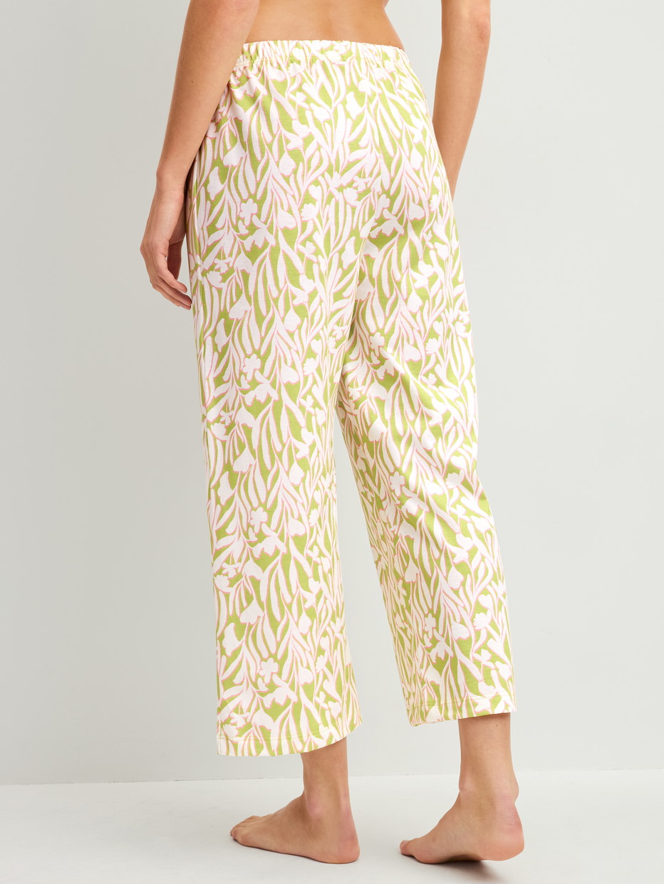 Damen-Model trägt 7/8-Pyjamahose aus 100% Baumwolle in Grün, Floral aus Serie Late Bloom M&M von CALIDA, Rückansicht