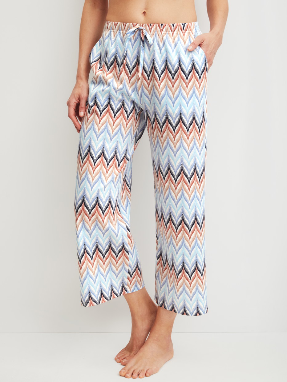 Damen-Model trägt 7/8-Pyjamahose aus 100% Baumwolle in Blau, Gemustert aus Serie Favourites Tiles von CALIDA, Vorderansicht