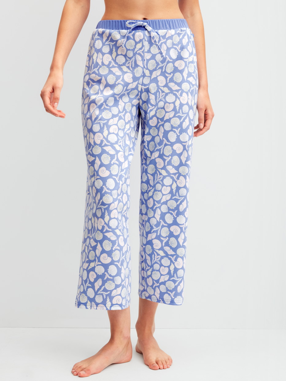 Damen-Model trägt 7/8-Pyjamahose aus 100% Baumwolle in Blau, Floral aus Serie Favourites Ocean von CALIDA, Vorderansicht