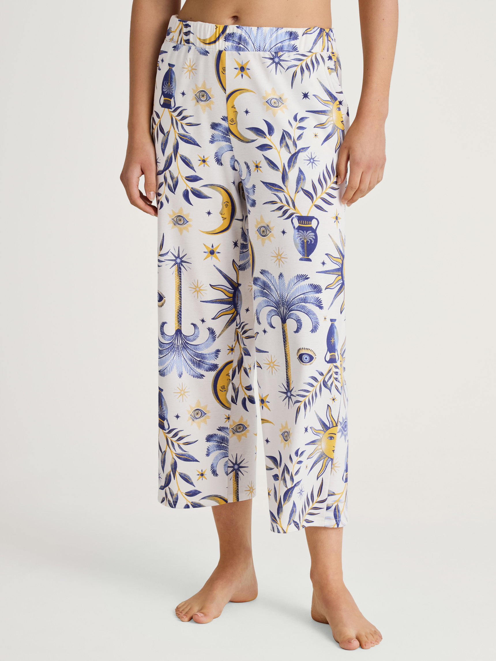 La modella / Il modello Donna indossa 7/8 pantaloni da pigiama in 100% cotone di colore Blu, Floreale, della serie Favourites Magic di CALIDA, Vista frontale