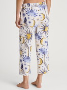 La modella / Il modello Donna indossa 7/8 pantaloni da pigiama in 100% cotone di colore Blu, Floreale, della serie Favourites Magic di CALIDA, Vista posteriore