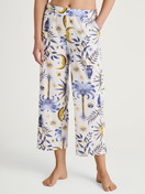 La modella / Il modello Donna indossa 7/8 pantaloni da pigiama in 100% cotone di colore Blu, Floreale, della serie Favourites Magic di CALIDA, Immagine aggiuntiva