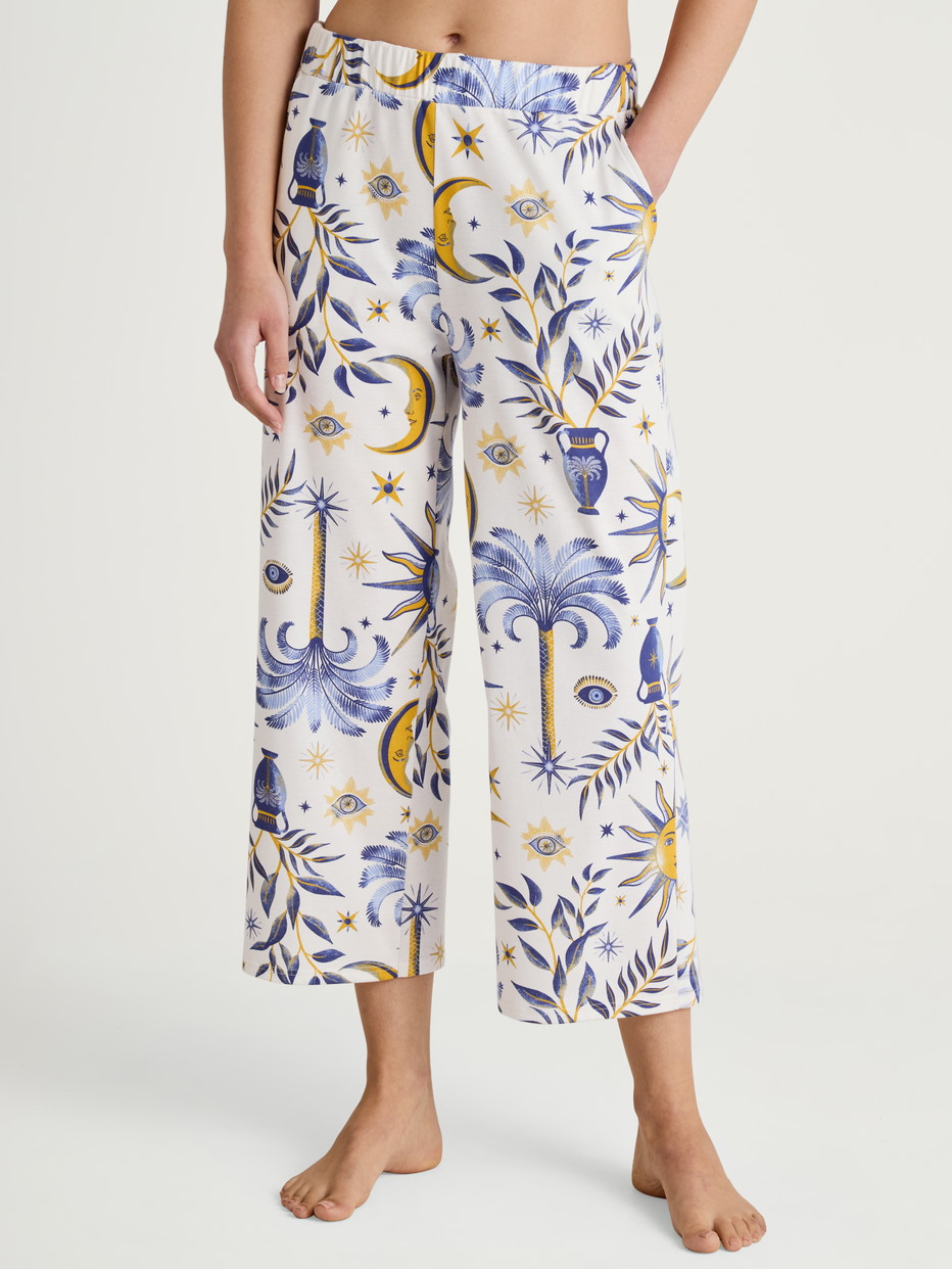 La modella / Il modello Donna indossa 7/8 pantaloni da pigiama in 100% cotone di colore Blu, Floreale, della serie Favourites Magic di CALIDA, Immagine aggiuntiva