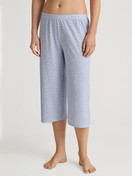 Le mannequin Femme porte le/la Pantalon de pyjama 3/4 en 100% coton de couleur Bleu, À motifs, de la série Favourites Sleep de CALIDA, Vue de face