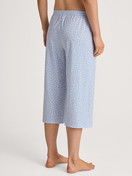 Le mannequin Femme porte le/la Pantalon de pyjama 3/4 en 100% coton de couleur Bleu, À motifs, de la série Favourites Sleep de CALIDA, Vue arrière