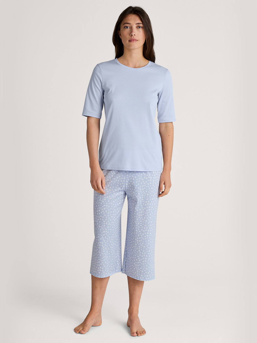 Le mannequin Femme porte le/la Pantalon de pyjama 3/4 en 100% coton de couleur Bleu, À motifs, de la série Favourites Sleep de CALIDA, Tenue