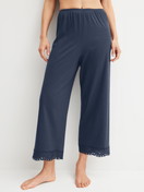 La modella / Il modello Donna indossa 7/8 Pantaloni pigiama in Cotone di colore Blu, Pizzo, della serie Favourites Tiles di CALIDA, Vista frontale