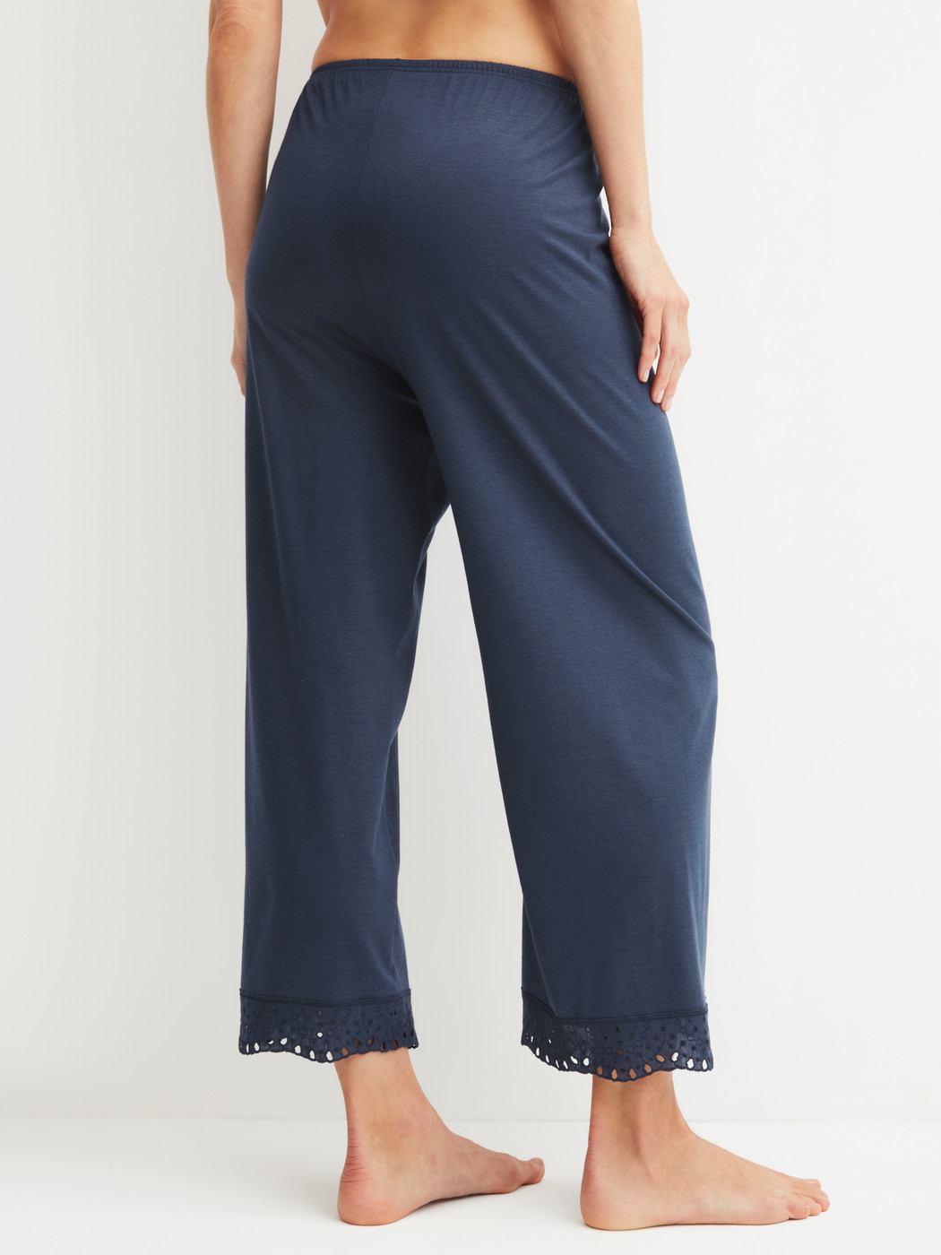 La modella / Il modello Donna indossa 7/8 Pantaloni pigiama in Cotone di colore Blu, Pizzo, della serie Favourites Tiles di CALIDA, Vista posteriore