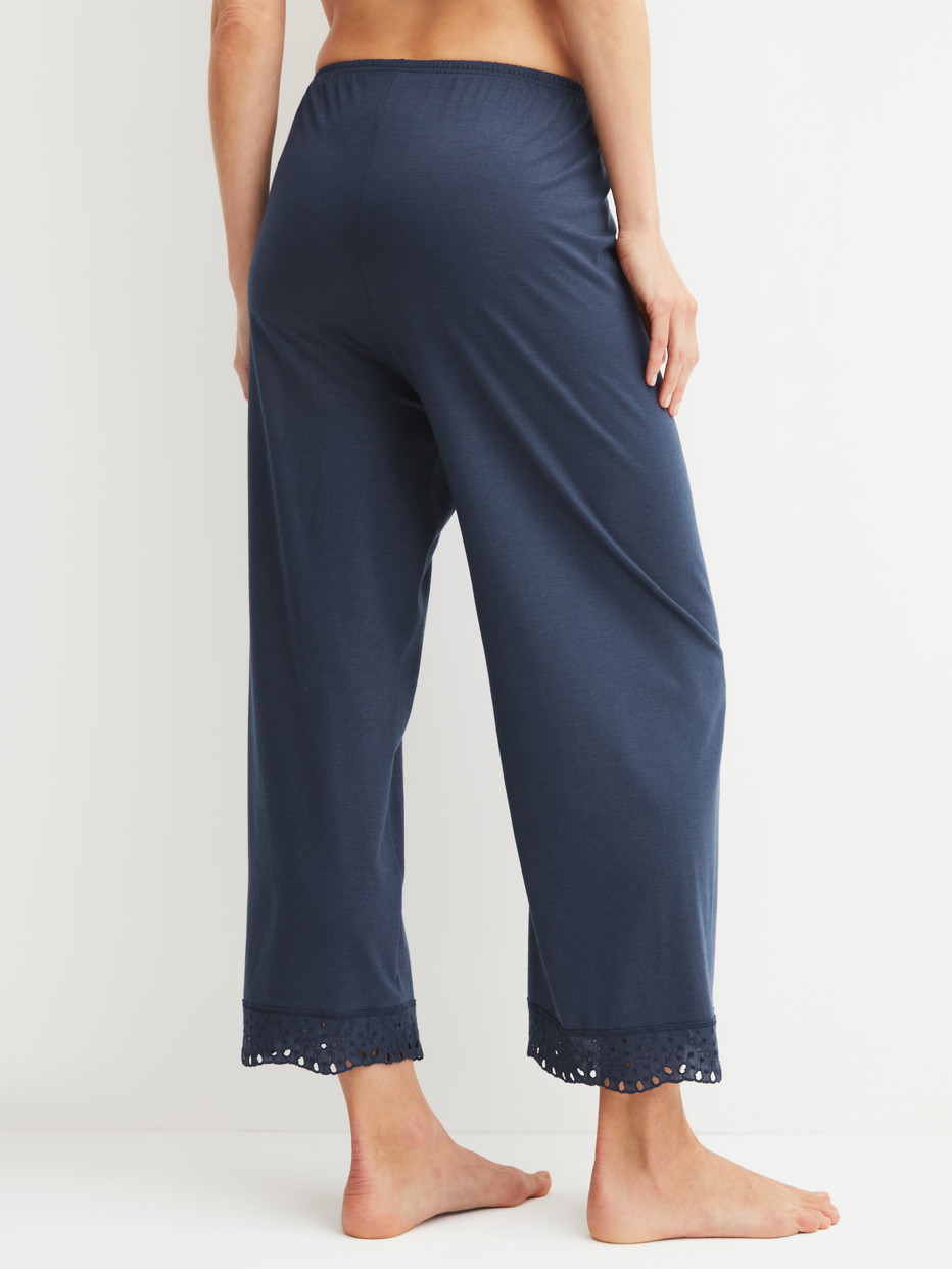 Damen-Model trägt 7/8-Pyjamahose aus Baumwolle in Blau, Spitze aus Serie Favourites Tiles von CALIDA, Rückansicht