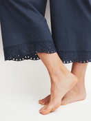La modella / Il modello Donna indossa 7/8 Pantaloni pigiama in Cotone di colore Blu, Pizzo, della serie Favourites Tiles di CALIDA, Dettaglio