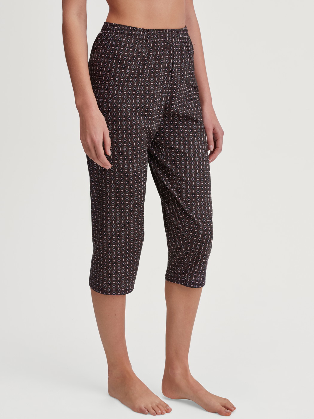 Damen-Model trägt 3/4-Pyjamahose aus 100% Baumwolle in Rot, Gemustert aus Serie Favourites Botanic von CALIDA, Vorderansicht