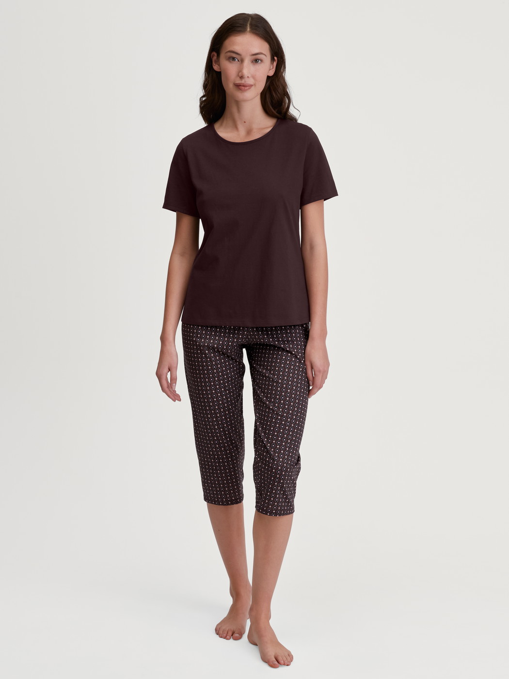 Damen-Model trägt 3/4-Pyjamahose aus 100% Baumwolle in Rot, Gemustert aus Serie Favourites Botanic von CALIDA, Outfit