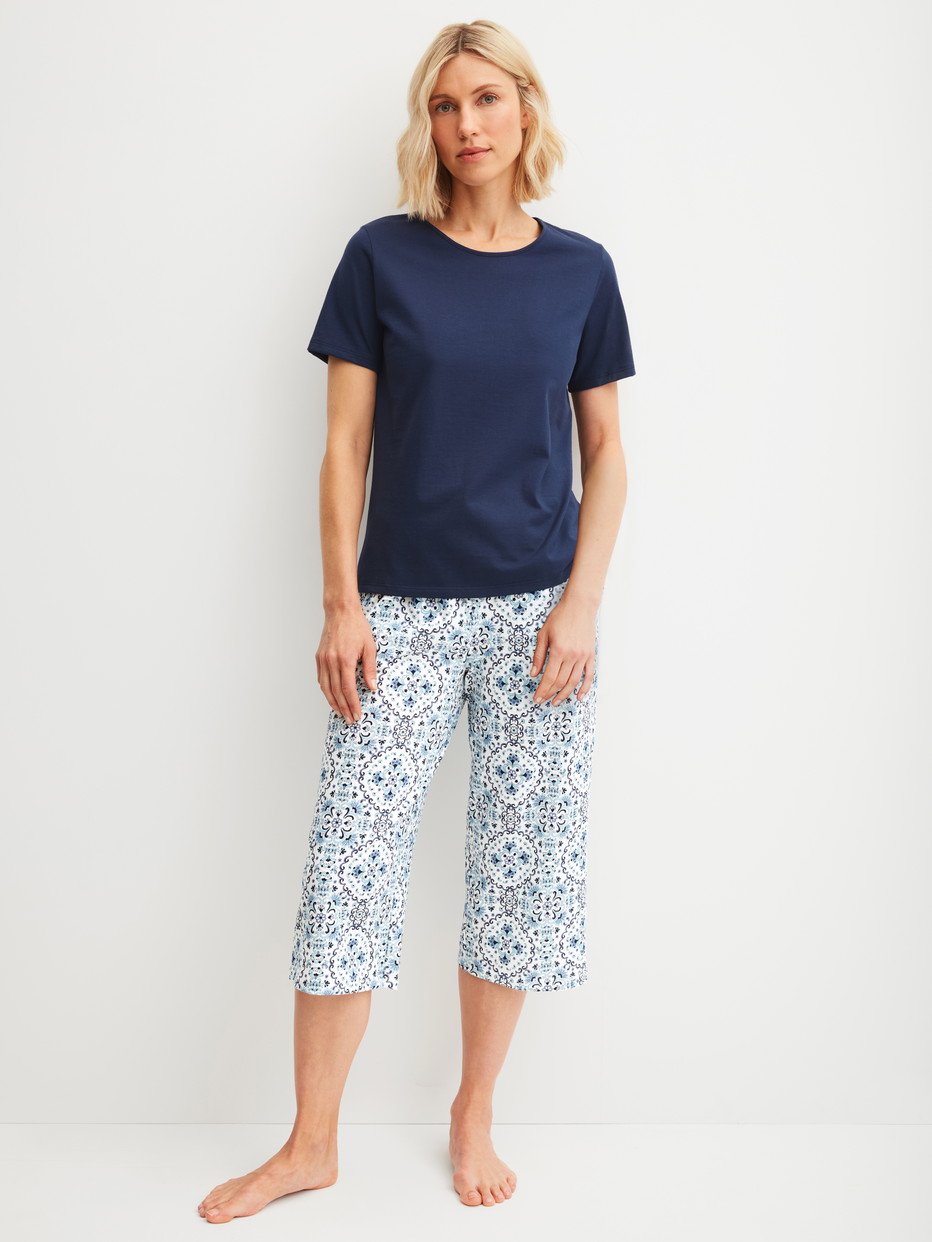 Damen-Model trägt 3/4-Pyjamahose aus 100% Baumwolle in Blau, Gemustert aus Serie Favourites Tiles von CALIDA, Outfit