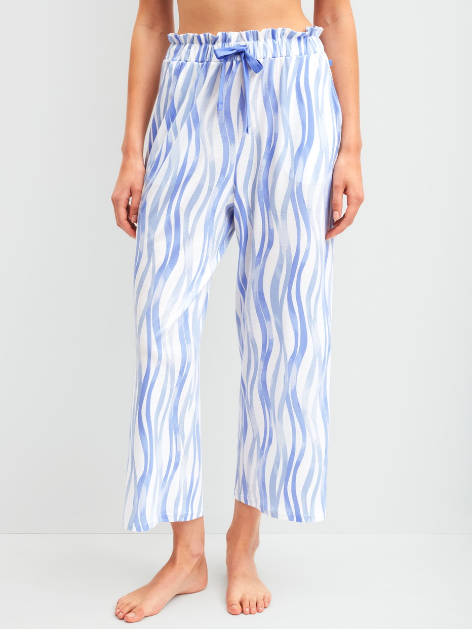 Damen-Model trägt 7/8-Pyjamahose aus Baumwolle in Blau, Gemustert aus Serie Favourites Ocean von CALIDA, Vorderansicht