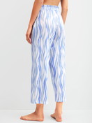 Le mannequin Femme porte le/la Pantalon de pyjama 7/8 en Coton de couleur Bleu, À motifs, de la série Favourites Ocean de CALIDA, Vue arrière