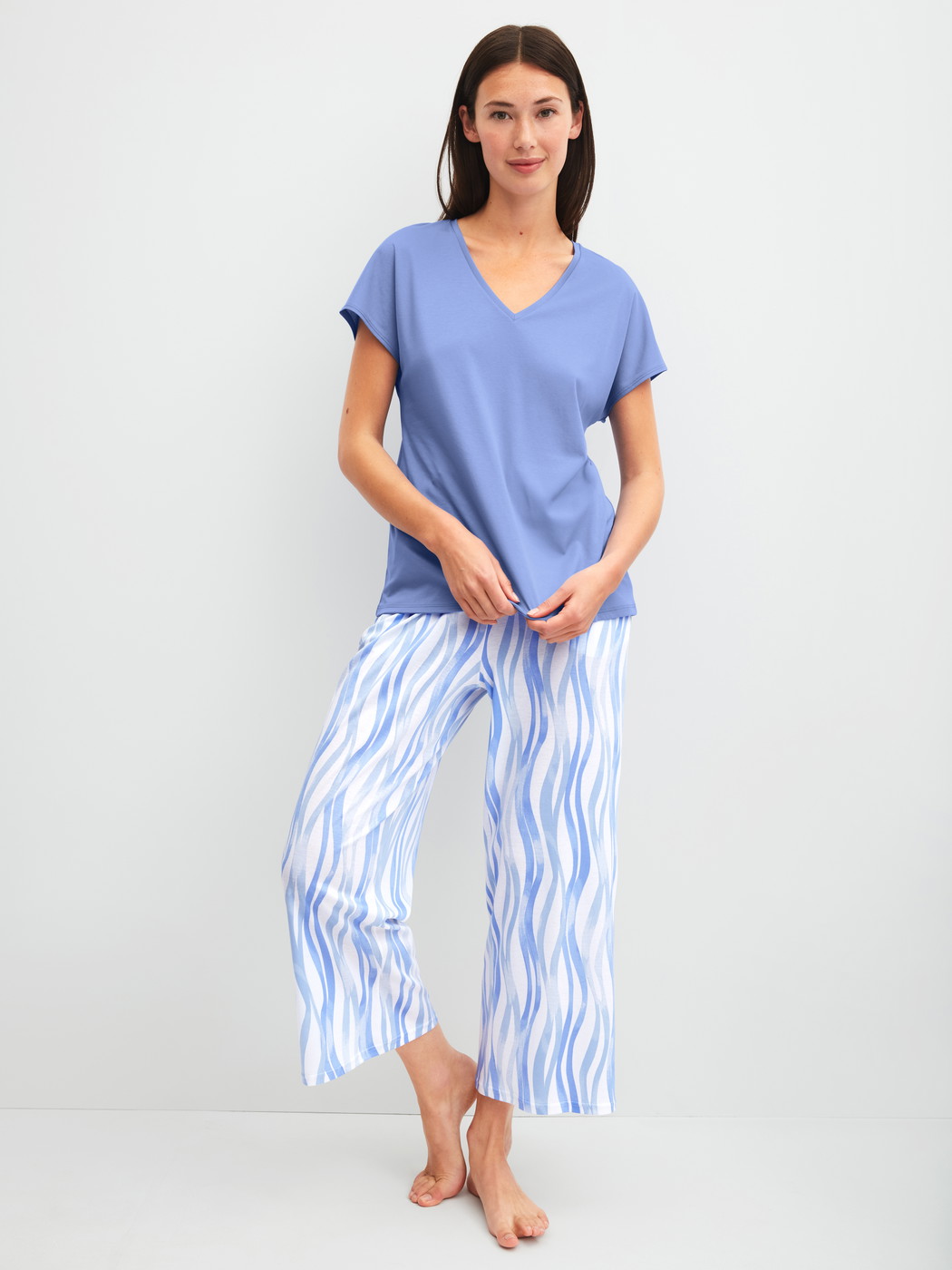 Le mannequin Femme porte le/la Pantalon de pyjama 7/8 en Coton de couleur Bleu, À motifs, de la série Favourites Ocean de CALIDA, Tenue