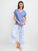 Le mannequin Femme porte le/la Pantalon de pyjama 7/8 en Coton de couleur Bleu, À motifs, de la série Favourites Ocean de CALIDA, Tenue