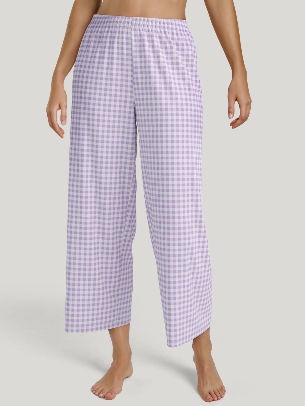 La modella / Il modello Donna indossa 7/8 pantaloni da pigiama in 100% cotone di colore Viola, A scacchi, della serie Favourites Xtra di CALIDA, Vista frontale