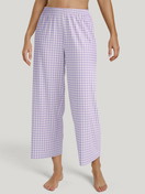 La modella / Il modello Donna indossa 7/8 pantaloni da pigiama in 100% cotone di colore Viola, A scacchi, della serie Favourites Xtra di CALIDA, Vista frontale
