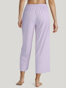 La modella / Il modello Donna indossa 7/8 pantaloni da pigiama in 100% cotone di colore Viola, A scacchi, della serie Favourites Xtra di CALIDA, Vista posteriore