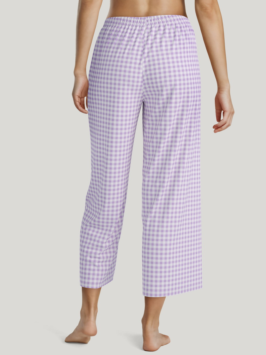 Damen-Model trägt 7/8-Pyjamahose aus 100% Baumwolle in Violett, Kariert aus Serie Favourites Xtra von CALIDA, Rückansicht