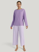 La modella / Il modello Donna indossa 7/8 pantaloni da pigiama in 100% cotone di colore Viola, A scacchi, della serie Favourites Xtra di CALIDA, Abbigliamento