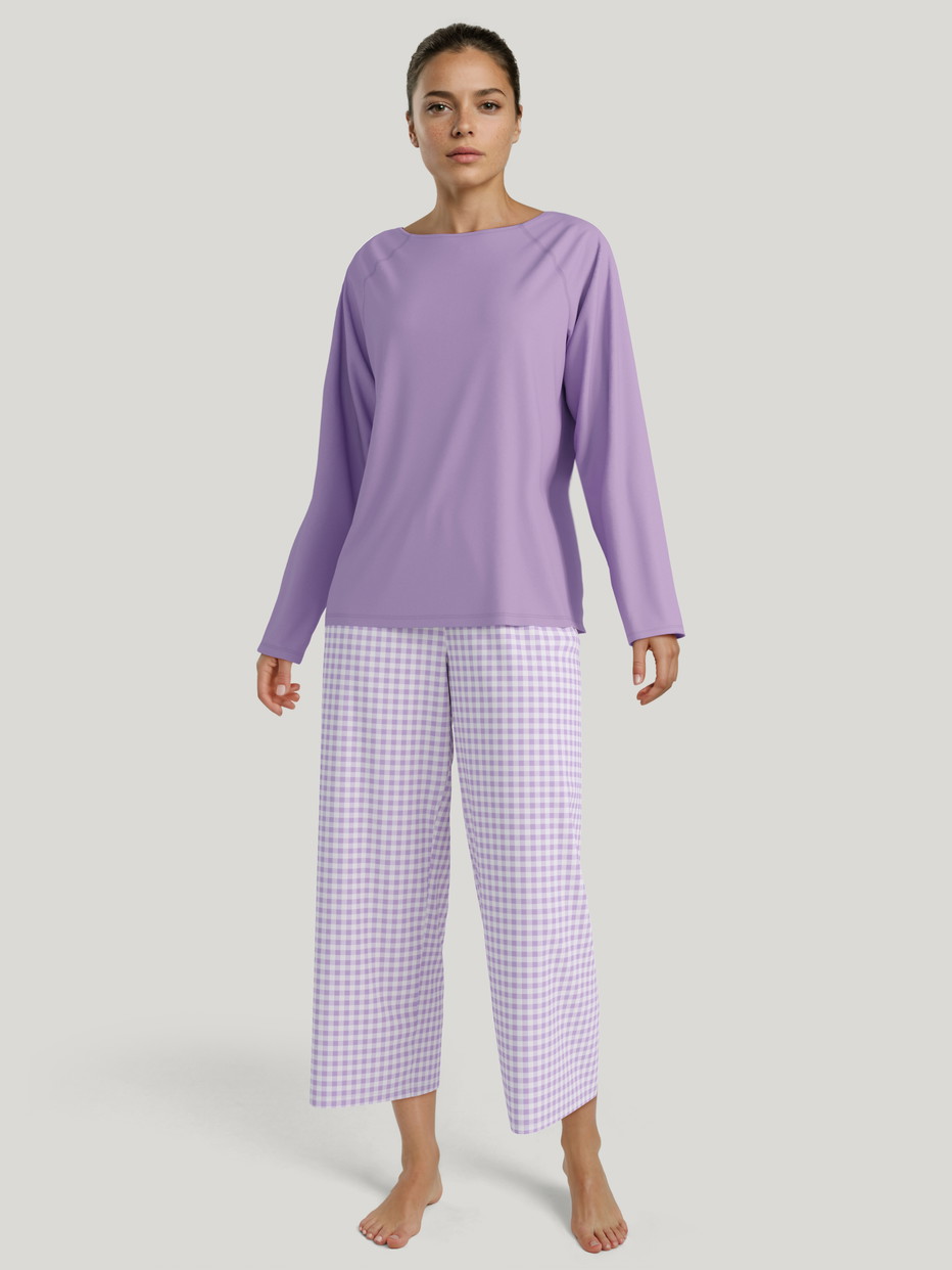 Damen-Model trägt 7/8-Pyjamahose aus 100% Baumwolle in Violett, Kariert aus Serie Favourites Xtra von CALIDA, Outfit