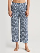 Damen-Model trägt 7/8-Pyjamahose aus 100% Baumwolle in Blau, Floral aus Serie Favourites Sleep von CALIDA, Vorderansicht