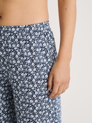 Damen-Model trägt 7/8-Pyjamahose aus 100% Baumwolle in Blau, Floral aus Serie Favourites Sleep von CALIDA, Detail