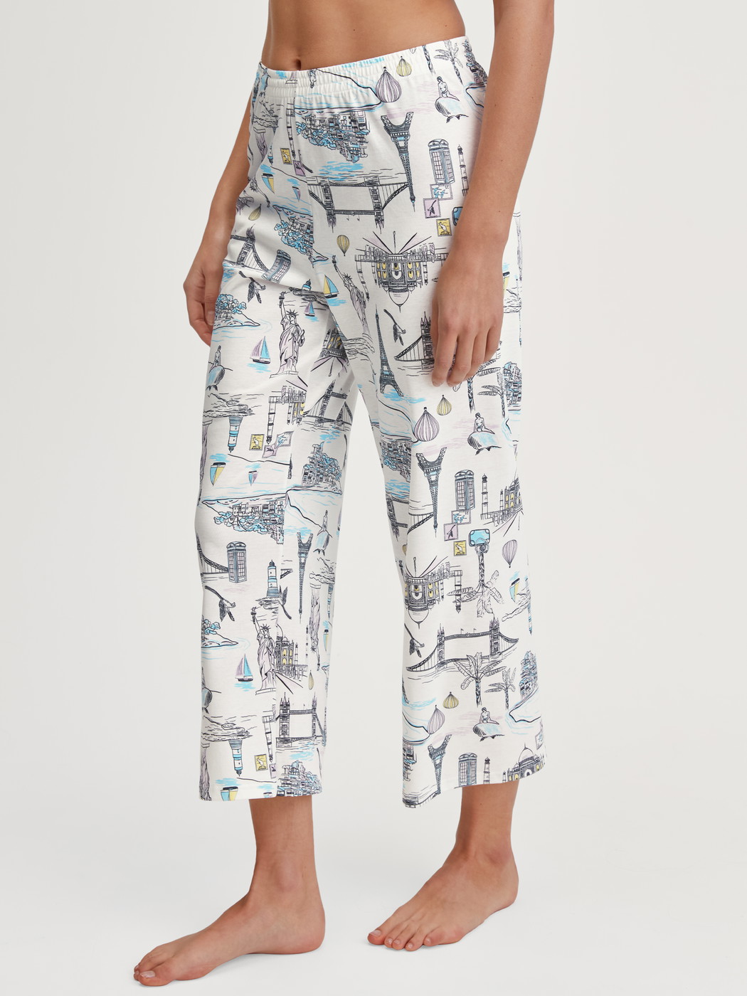 La modella / Il modello Donna indossa 7/8 pantaloni da pigiama in 100% cotone di colore Bianco, Modello, della serie Favourites Journey di CALIDA, Vista frontale