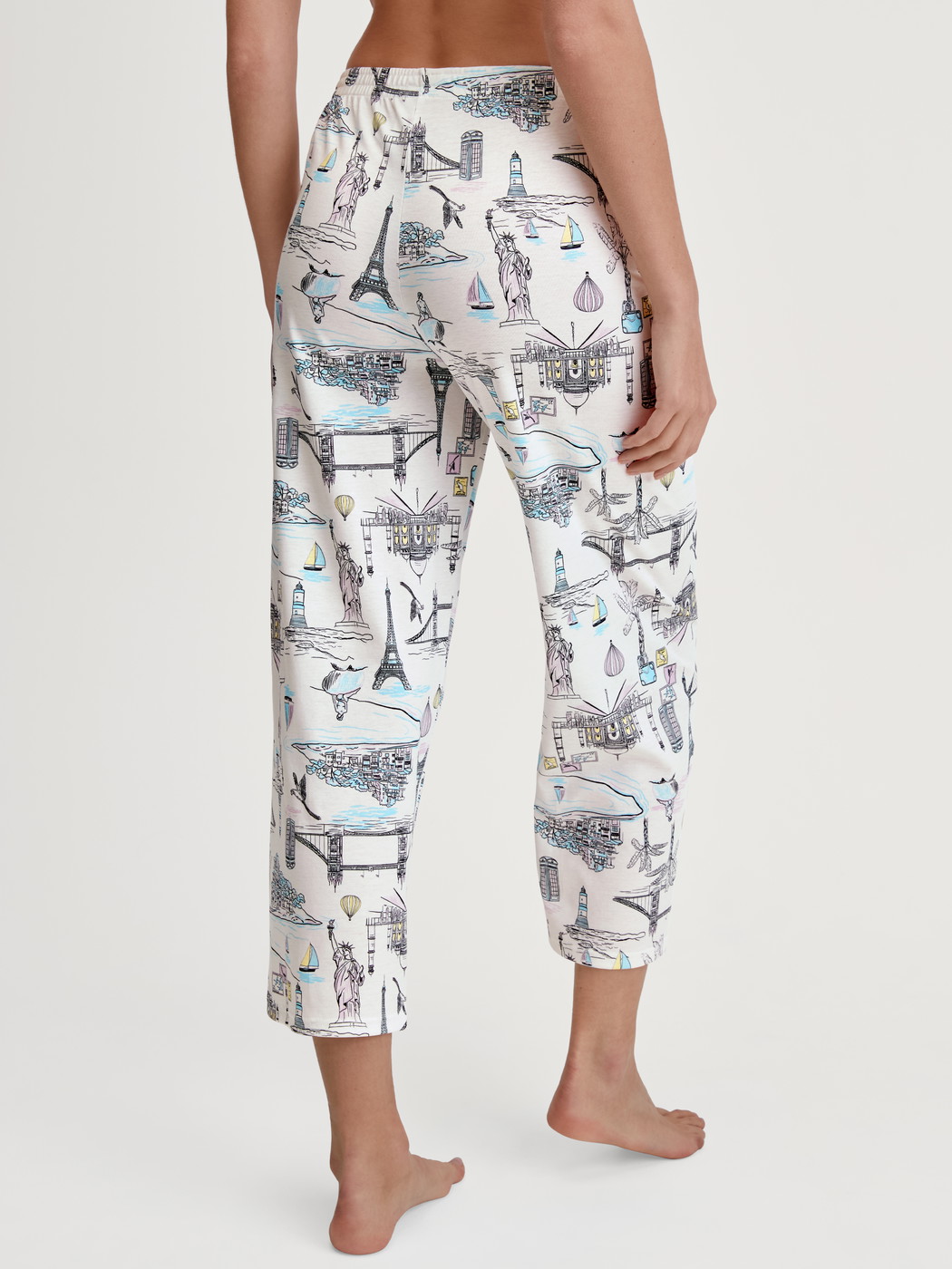 La modella / Il modello Donna indossa 7/8 pantaloni da pigiama in 100% cotone di colore Bianco, Modello, della serie Favourites Journey di CALIDA, Vista posteriore
