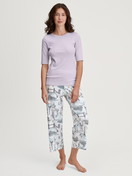 La modella / Il modello Donna indossa 7/8 pantaloni da pigiama in 100% cotone di colore Bianco, Modello, della serie Favourites Journey di CALIDA, Abbigliamento