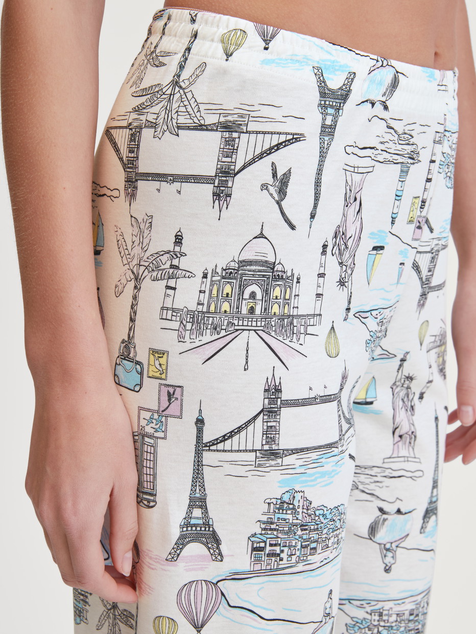 Damen-Model trägt 7/8-Pyjamahose aus 100% Baumwolle in Weiß, Gemustert aus Serie Favourites Journey von CALIDA, Detail