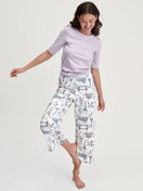 La modella / Il modello Donna indossa 7/8 pantaloni da pigiama in 100% cotone di colore Bianco, Modello, della serie Favourites Journey di CALIDA, Immagine aggiuntiva