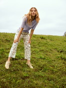 La modella / Il modello Donna indossa 7/8 pantaloni da pigiama in 100% cotone di colore Bianco, Modello, della serie Favourites Journey di CALIDA, Immagine aggiuntiva